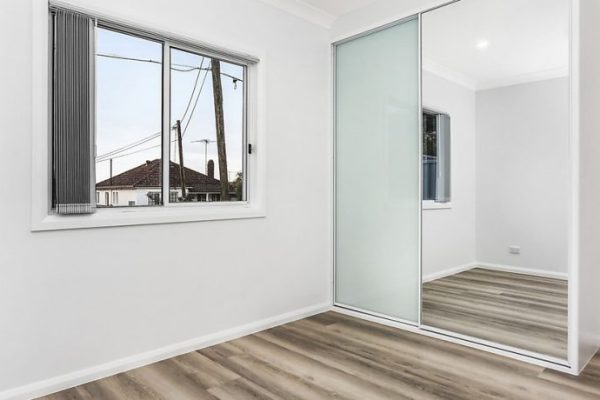 granny-flat-blue-gum-design-timber-laminate-floor-bedroom-mirror-wardrobe-built-in