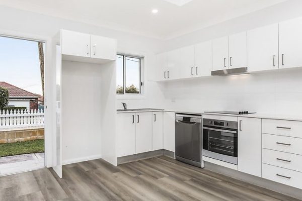 granny-flat-blue-gum-kitchen-design-polyurethane-quatum-quartz-design-benchtop-westinghouse