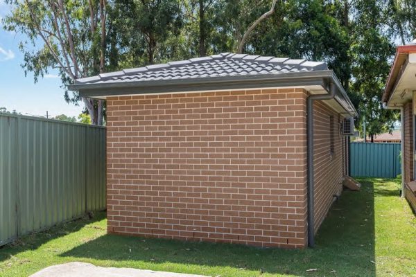 granny-flat-bluegum-brick-veneer-pgh-boral-bristile-roof-tiles-monument-side-by-side-design