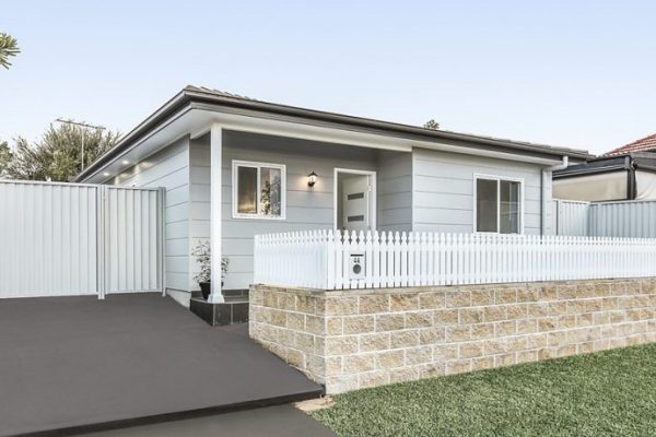 granny-flat-bluegum-bungalow-beach-house-weathertex-cladding-white-windows-stone-wall-front-porch