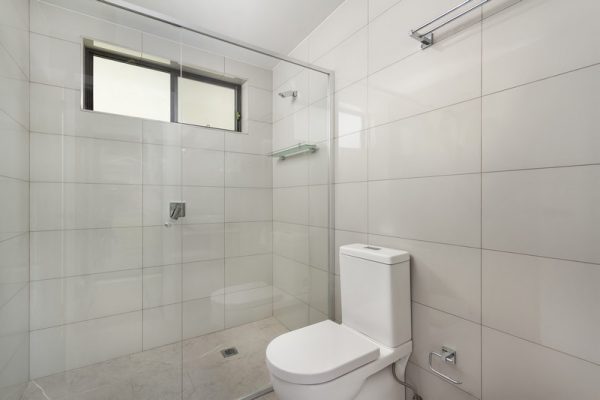 granny-flat-sydney-60sqm-bathroom-design-600x300-wall-tiles-gloss-quality-builder
