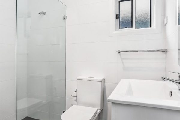 granny-flat-sydney-bathroom-design-floor-to-ceiling-gloss-tiles-Ostar-vanity-mirror-wall