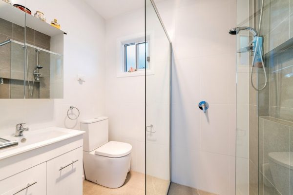 granny-flat-sydney-bluegum-ensuite-bathroom-design-fix-glass-showerscree-panel-walk-in-shower