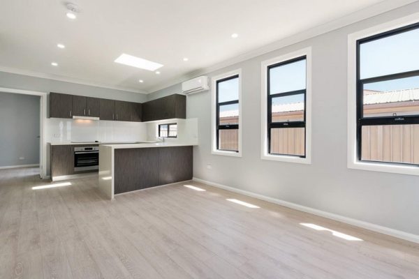 granny-flat-sydney-bluegum-kitchen-design-polytec-westinghouse-quantum-quartz-skylight-single-hung-black-windows