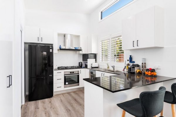 granny-flat-sydney-bluegum-kitchen-design-skylights-raked-ceilings-breakfast-bar-LVT-flooring-Hybrid-Westinghouse-quantum-quartz-benchtop