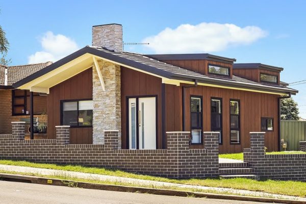 granny-flat-sydney-bluegum-weathertex-150-natural-vertical-black-bricks-vertical-black-windows