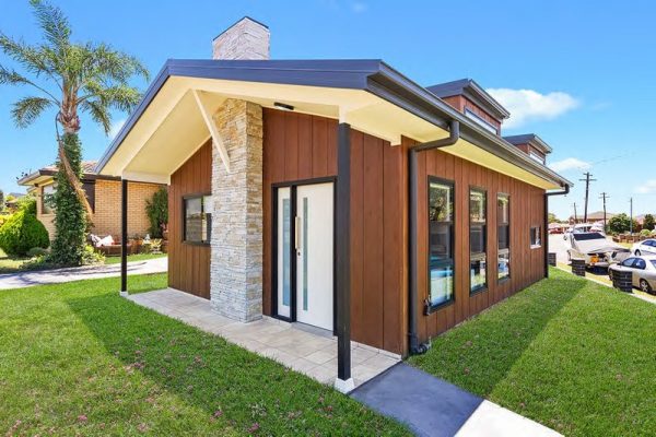 granny-flat-sydney-bluegum-weathertex-150-natural-vertical-vertical-windows-monument-front-porch-stone-cheminee