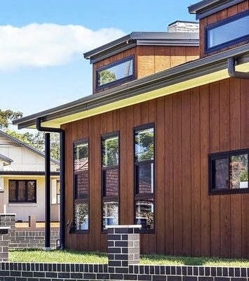granny-flat-sydney-bluegum-weathertex-150-timber-natural-vertical-cladding-black-bricks-windows-downpipes
