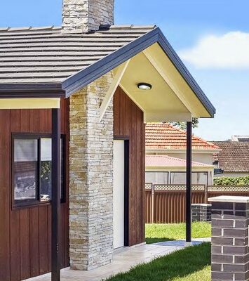 granny-flat-sydney-bluegum-weathertex-150-timber-natural-vertical-cladding-black-bricks-windows-stone-caping