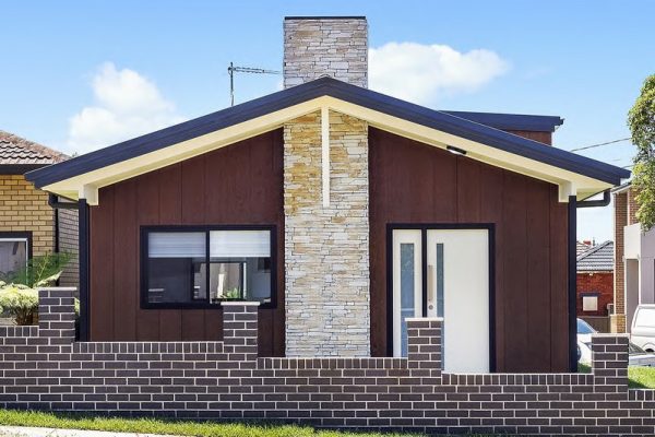 granny-flat-sydney-bluegum-weathertex-cheminee-stone-monument-roof-black-windows-front-porch