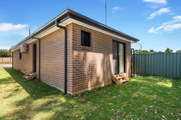 granny-flat-sydney-brick-veneer-pgh-bristile-roof-tiles-monument-side-by-side-back-access